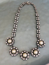 Load image into Gallery viewer, Pearl Flowers Necklace
