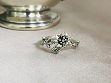 Load image into Gallery viewer, Silver Flower Ring
