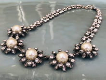 Load image into Gallery viewer, Pearl Flowers Necklace
