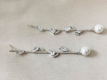 Load image into Gallery viewer, Elegant Dangling Pearl
